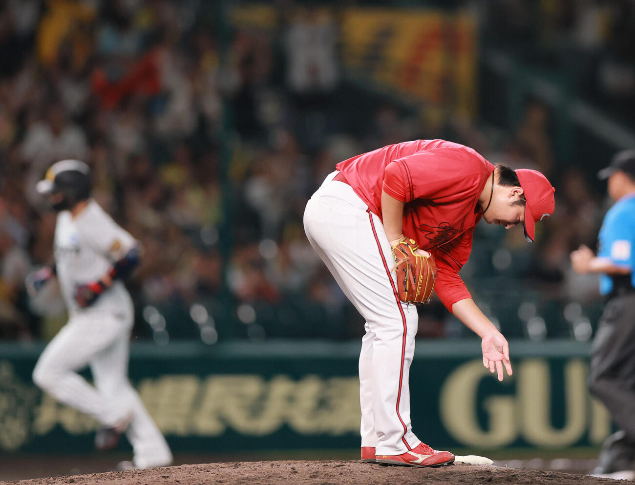 阪神対広島　4回裏阪神2死、床田寛樹（手前）は大山悠輔にソロ本塁打を浴びる（撮影・上山淳一）