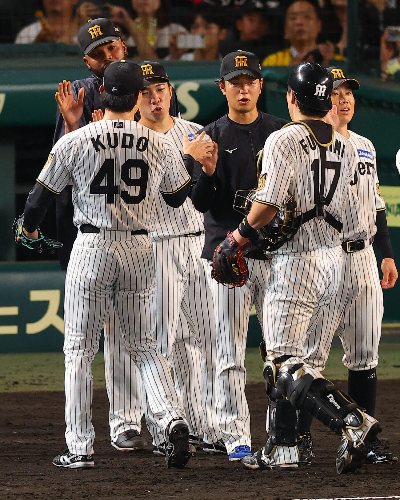 阪神対広島　14勝目をあげた高橋遥人（中央）は工藤泰成（左）から勝利球を受け取る（撮影・上田博志）