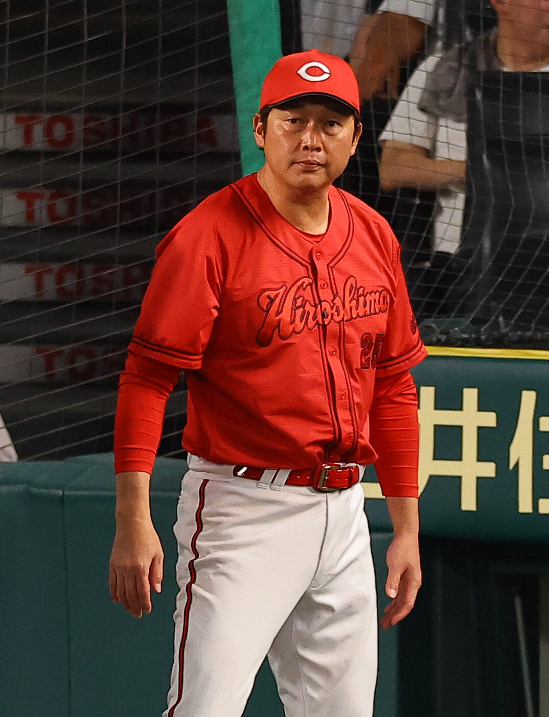 阪神対広島　選手交代を告げる新井貴浩監督（撮影・上田博志）