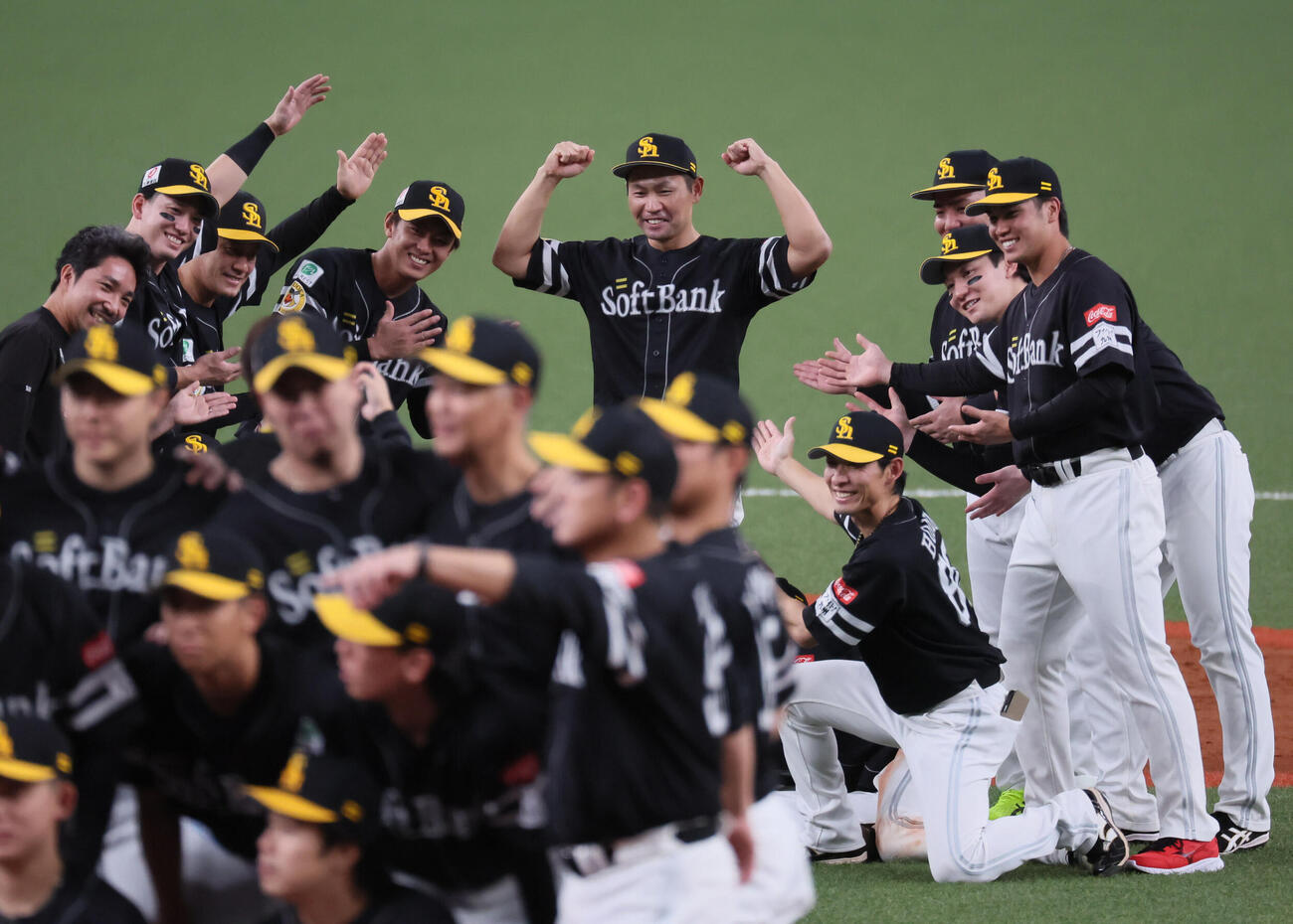 オリックス対ソフトバンク　優勝を決めて記念撮影する中村晃（中央）ら（撮影・宮崎幸一）