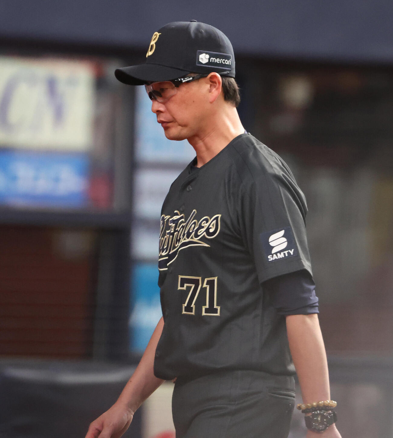 オリックス対ソフトバンク　8回の攻撃を終え選手交代を告げたオリックス岸田護監督はベンチに戻る（撮影・西尾就之）