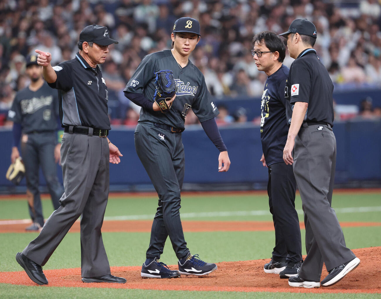 オリックス対ソフトバンク　6回表ソフトバンク無死一、二塁、曽谷龍平は打者川瀬晃のとき故障発生、ベンチに戻りこのまま交代となった（撮影・西尾就之）