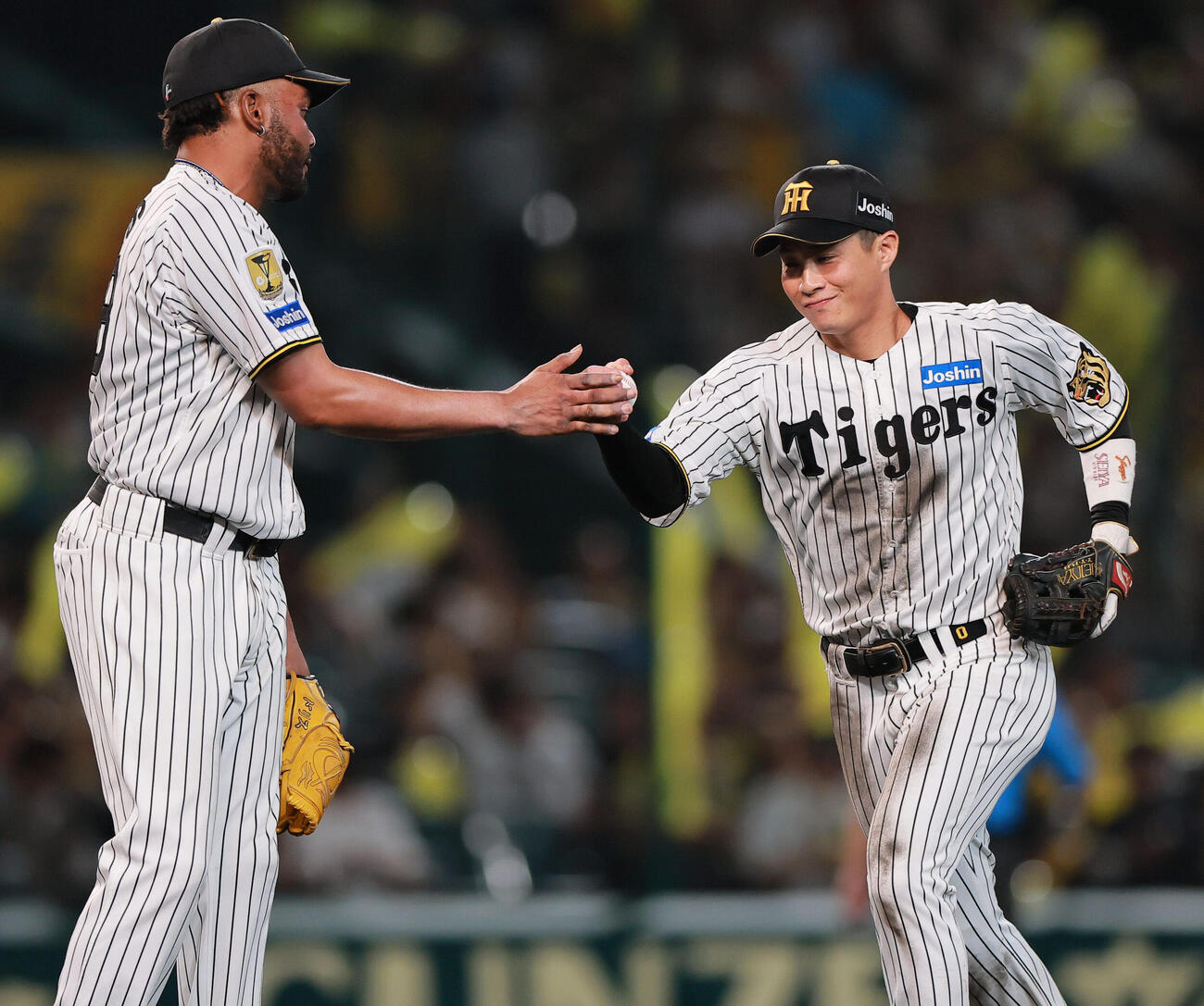 阪神対広島　7回表広島2死一塁、木浪聖也（手前）は勝田成の遊直を好捕しラファエル・ドリスとタッチをかわす（撮影・上山淳一）