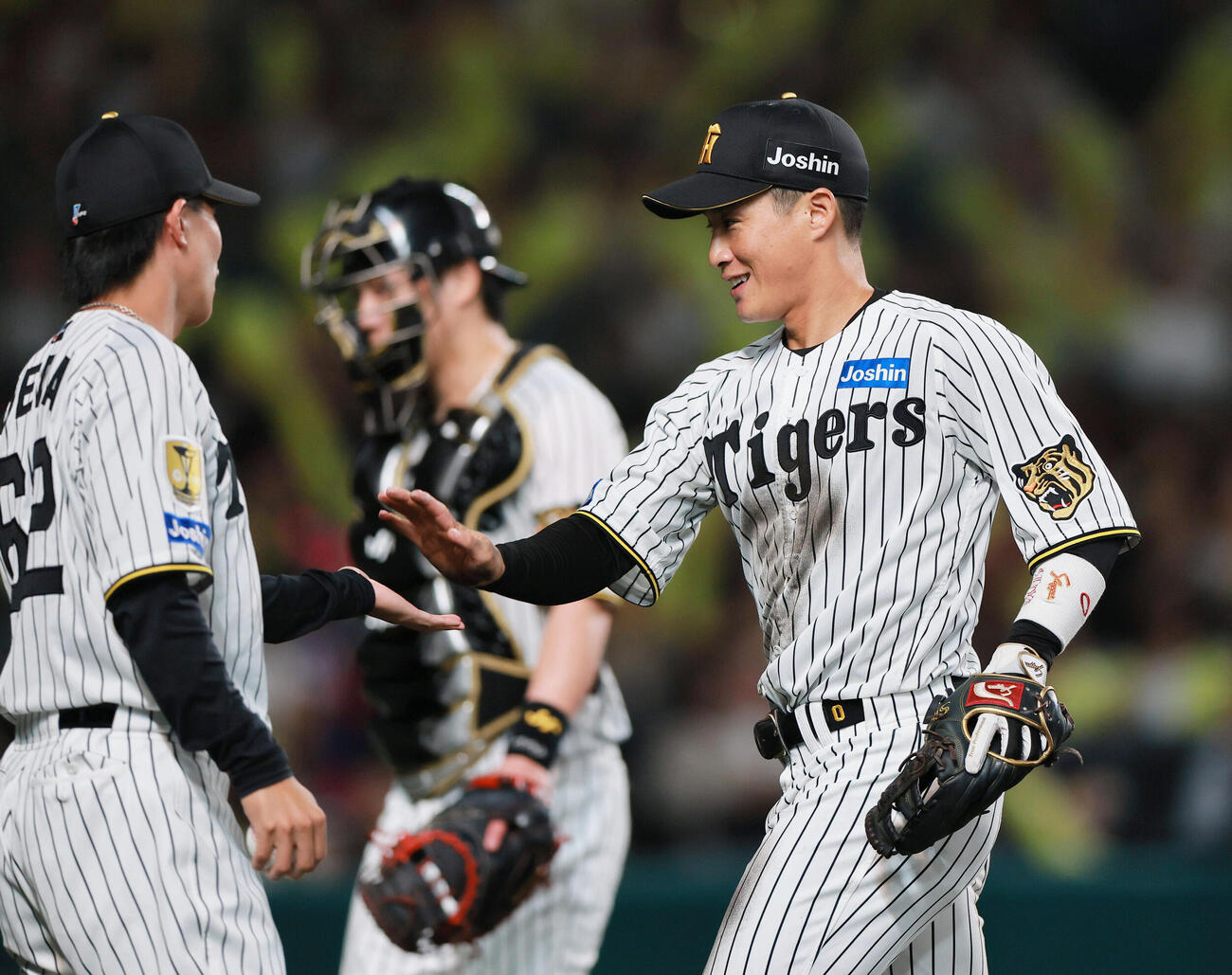 阪神対広島　7回表広島2死一塁、木浪聖也（手前）は勝田成の遊直を好捕し出迎えを受ける（撮影・上山淳一）