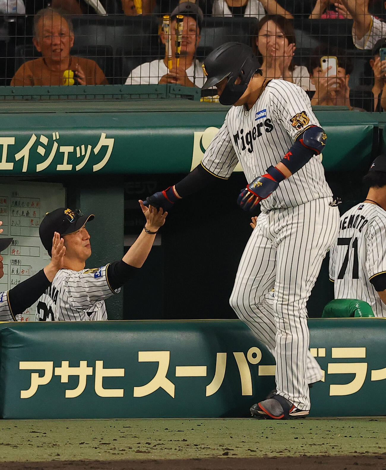 阪神対広島　4回裏阪神2死、本塁打を放った大山悠輔とハイタッチをする藤川球児監督（撮影・上田博志）