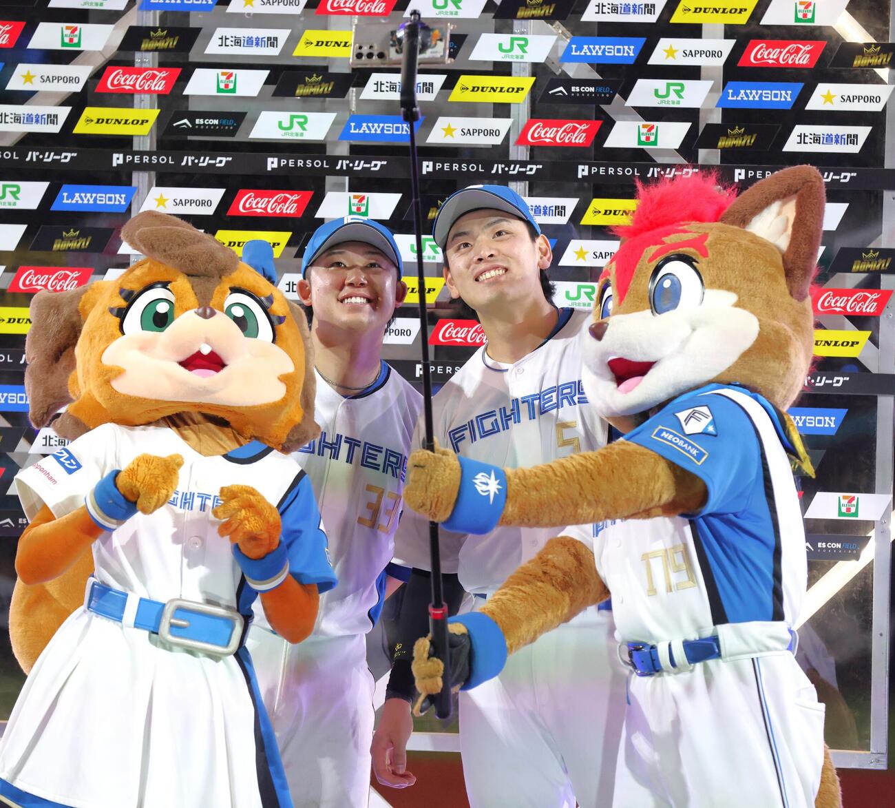 日本ハム対西武　お立ち台で「自撮り」する進藤勇也（左）と野村佑希（撮影・黒川智章）