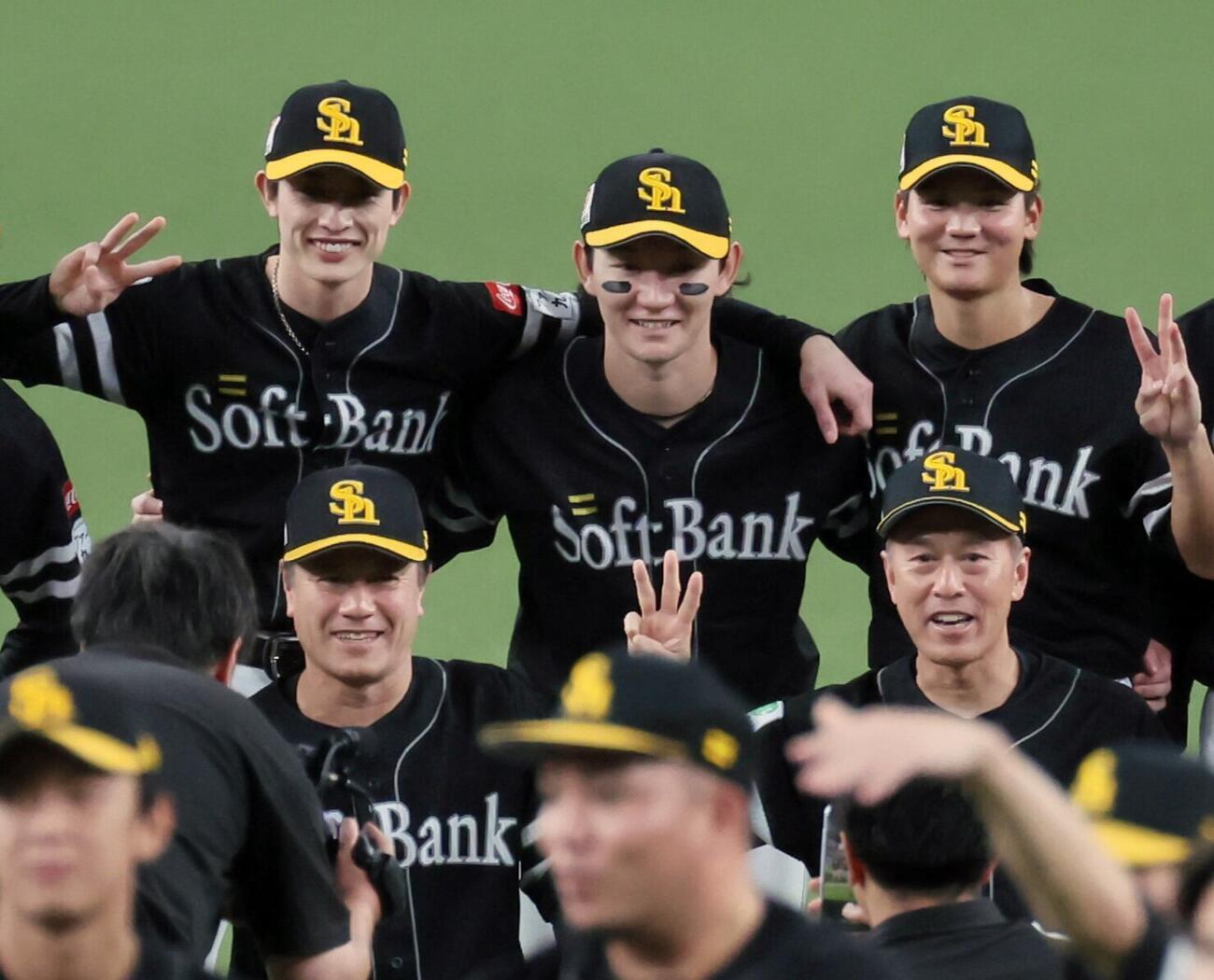 オリックス対ソフトバンク　優勝し記念撮影するソフトバンク正木智也（後列中央）ら（撮影・宮崎幸一）