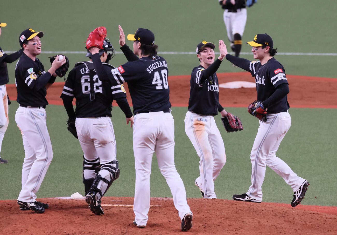オリックス対ソフトバンク　勝利球を手に笑顔を見せるソフトバンク栗原陵矢（左）（撮影・宮崎幸一）