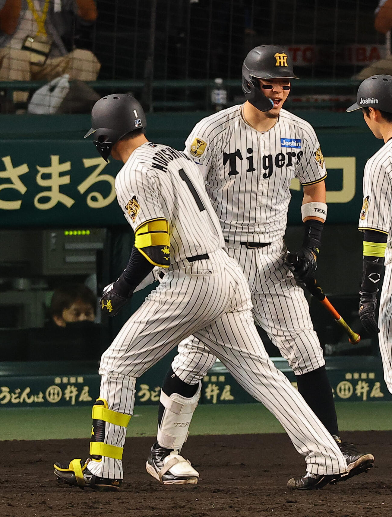阪神対広島　4回裏阪神1死一塁、2点本塁打を放った森下翔太（左）出迎える佐藤輝明（撮影・上田博志）