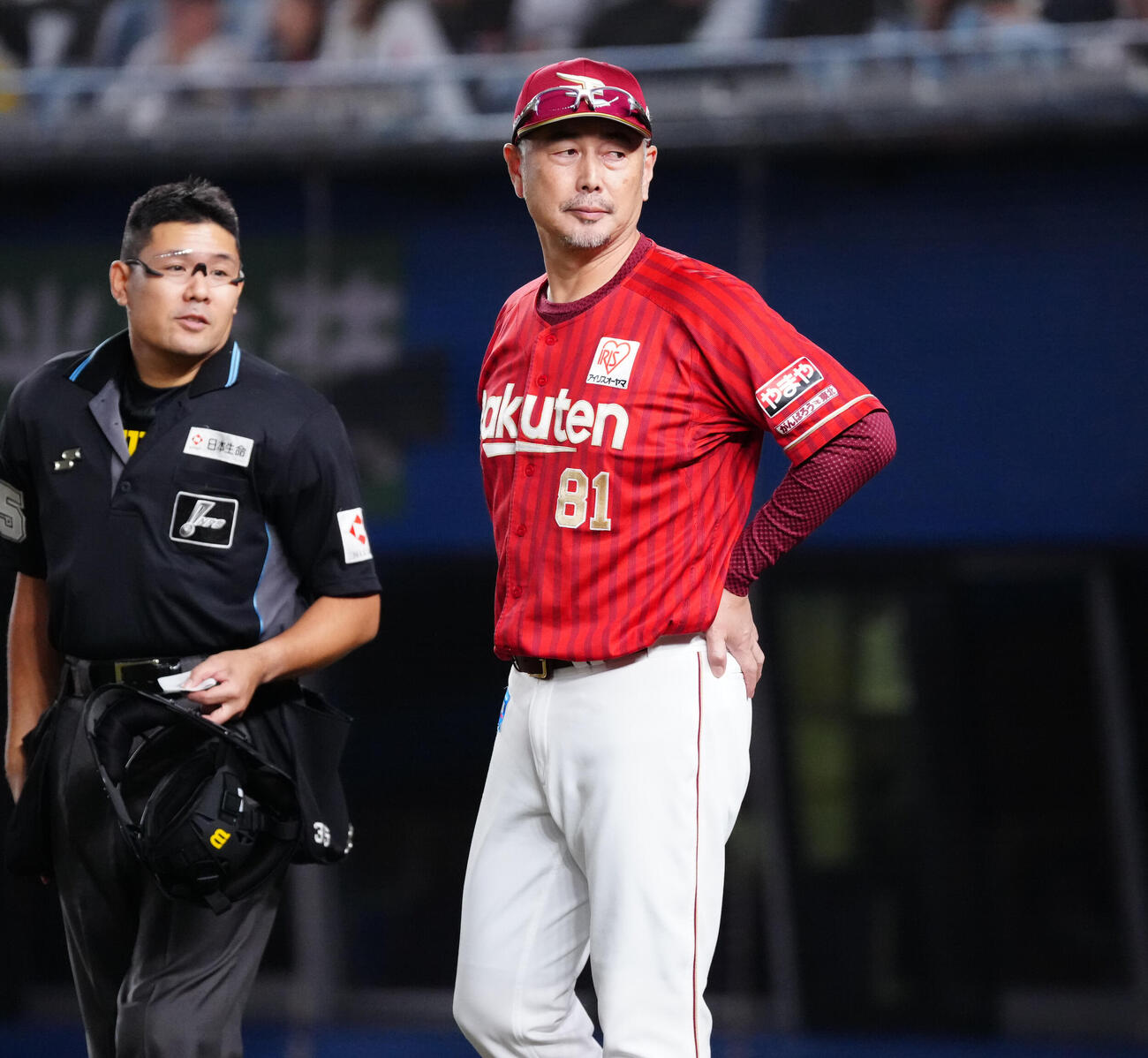 ロッテ対楽天　9回裏、先発古謝樹の降板を告げる楽天吉井理人監督（撮影・鈴木みどり）