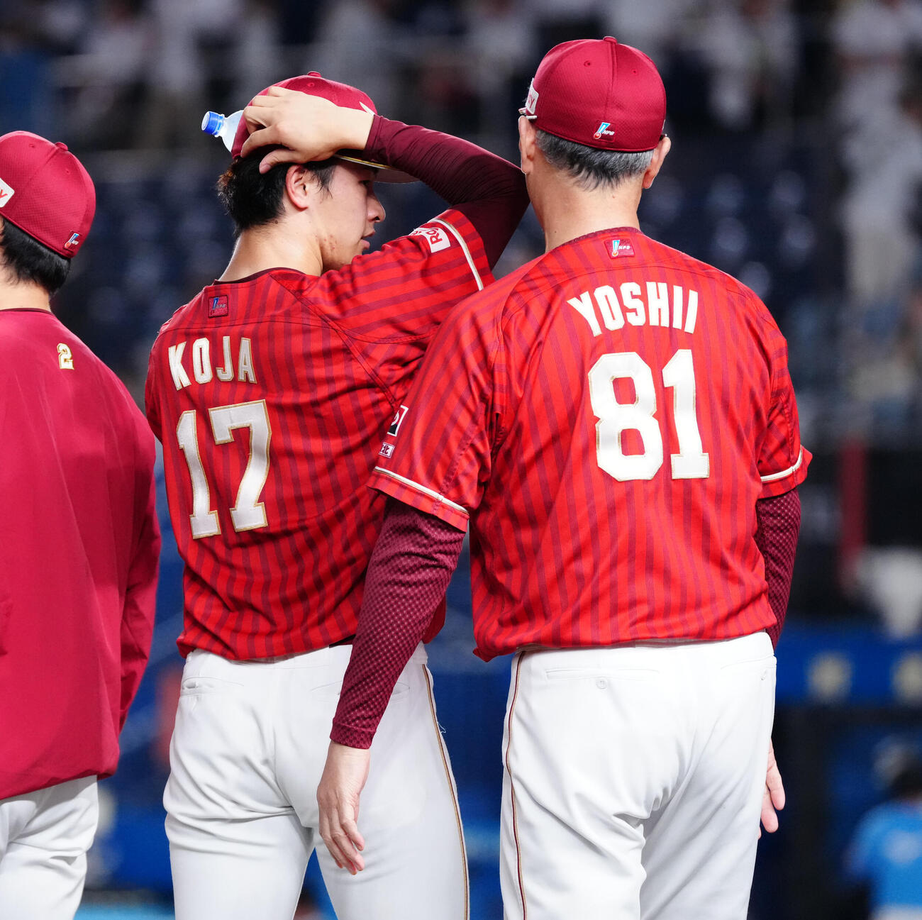ロッテ対楽天　ロッテに勝利し、吉井理人監督（右）から声をかけられる楽天古謝樹（撮影・鈴木みどり）