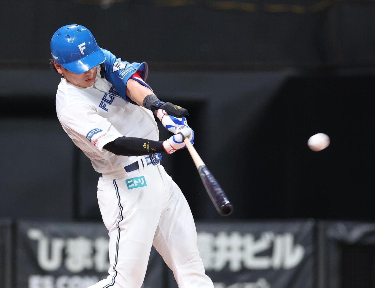 日本ハム対西武　6回裏日本ハム1死、本塁打を放つ野村佑希（撮影・黒川智章）