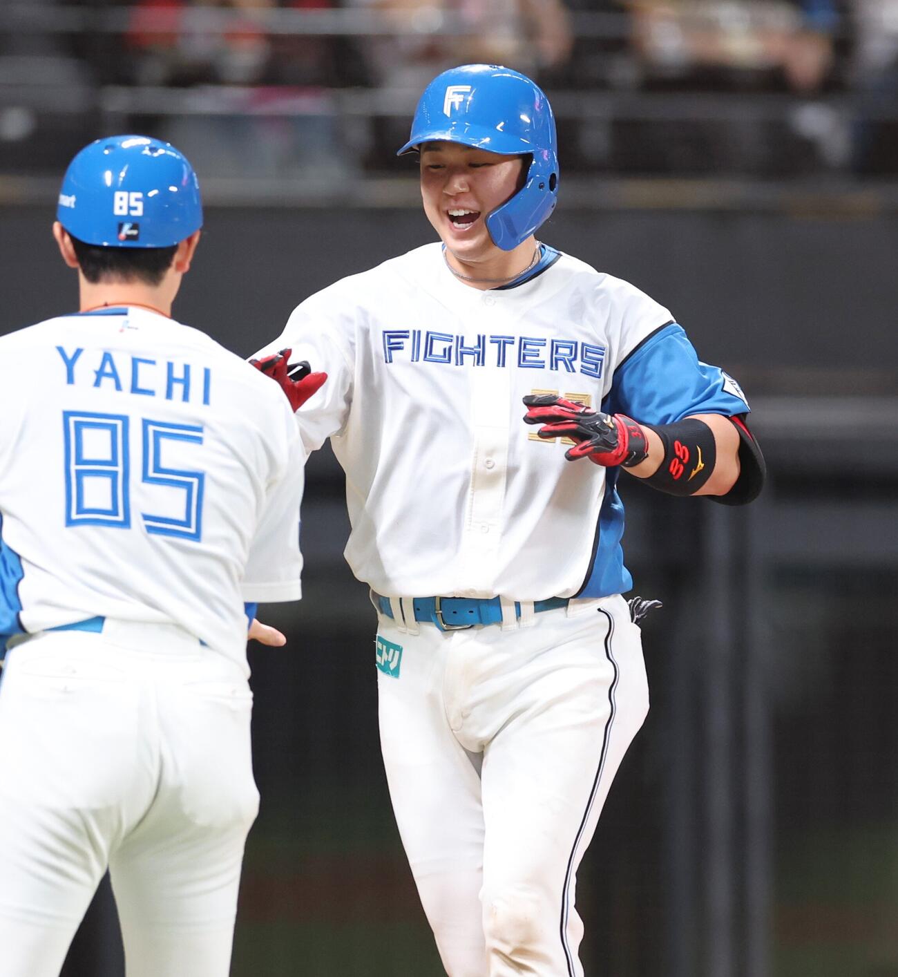 日本ハム対西武　5回裏日本ハム無死、本塁打を放ち笑顔で生還する進藤勇也（撮影・黒川智章）