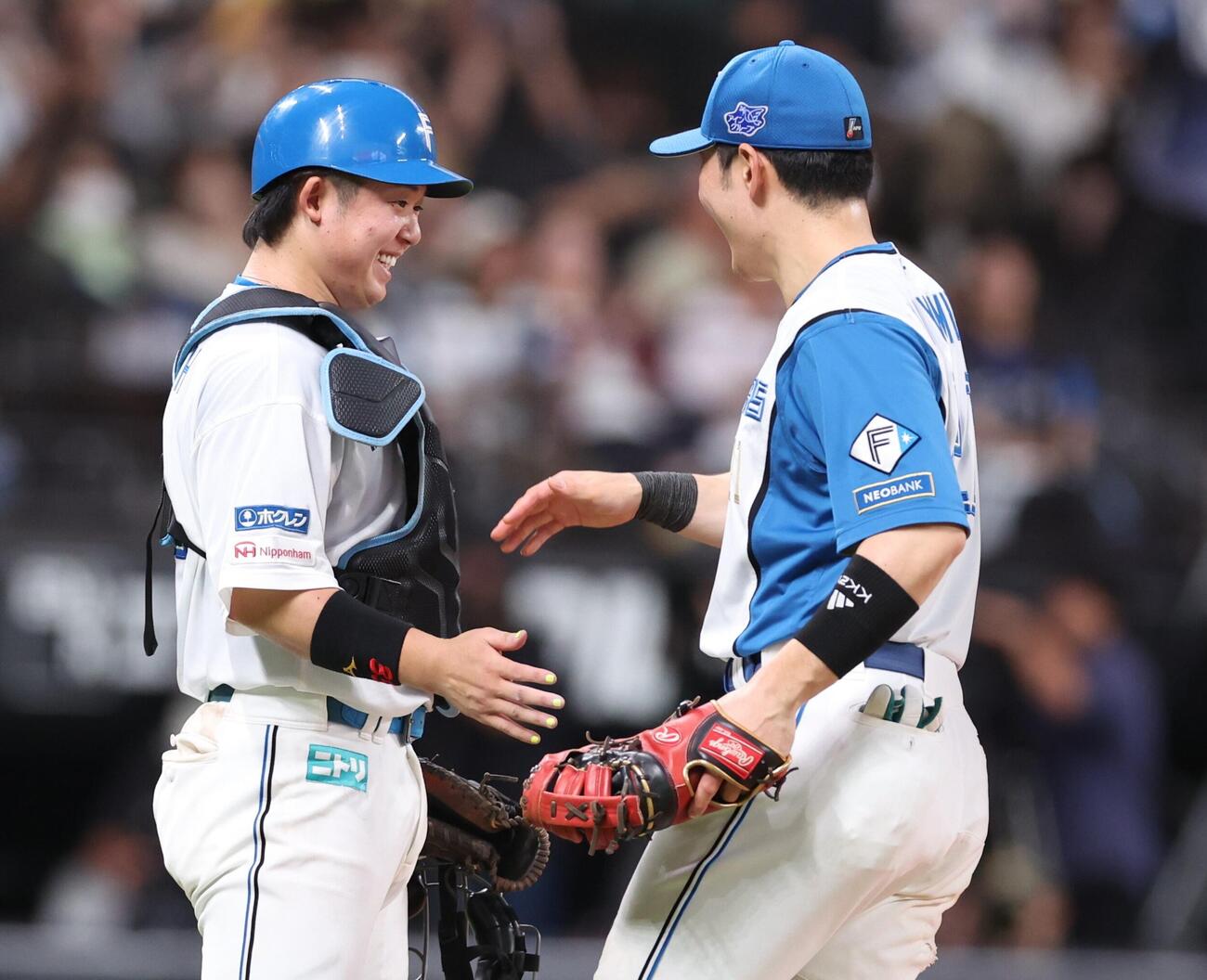 日本ハム対西武　試合後、清宮幸太郎（右）と笑顔でタッチする進藤勇也（撮影・黒川智章）