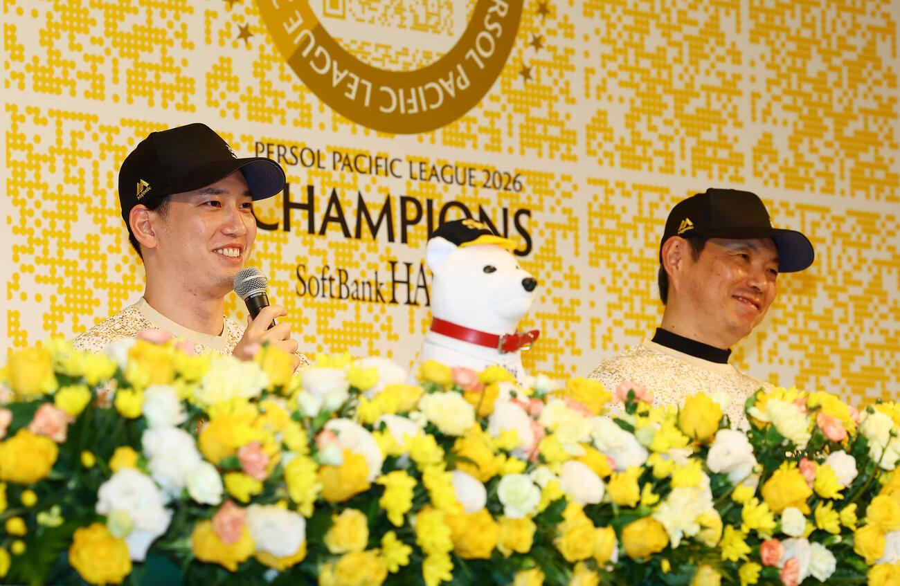 優勝会見に出席し今年の試合について話すソフトバンク栗原陵矢（左）。右は小久保裕紀監督(撮影・加藤哉）