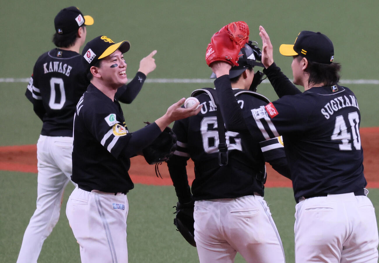 オリックス対ソフトバンク　杉山一樹（右）に勝利球を手渡す栗原陵矢（左）（撮影・宮崎幸一）