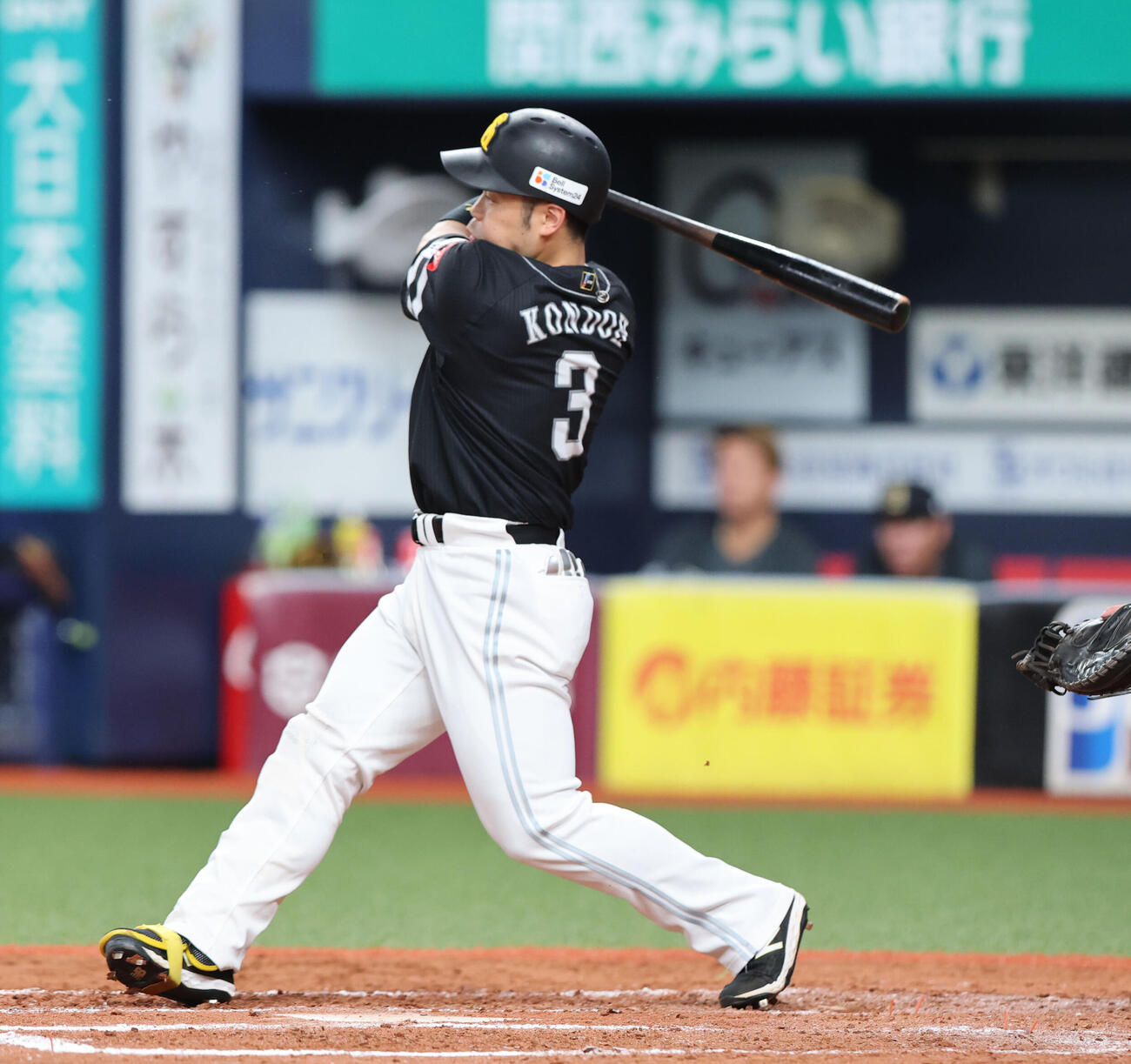 ソフトバンク対オリックス　9回表ソフトバンク無死、近藤健介は右前打を放つ（撮影・梅根麻紀）