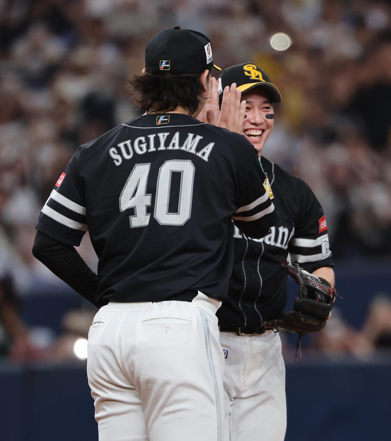 オリックス対ソフトバンク　パリーグ優勝を決めウイニングボールを杉山一樹に渡した栗原陵矢は笑顔を見せる（撮影・西尾就之）