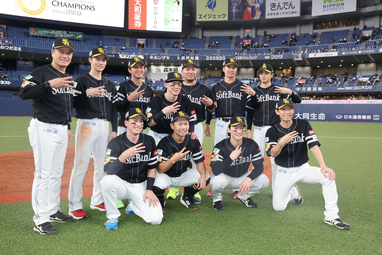 ソフトバンク対オリックス　優勝を決め記念撮影に納まるソフトバンク野手陣（撮影・梅根麻紀）