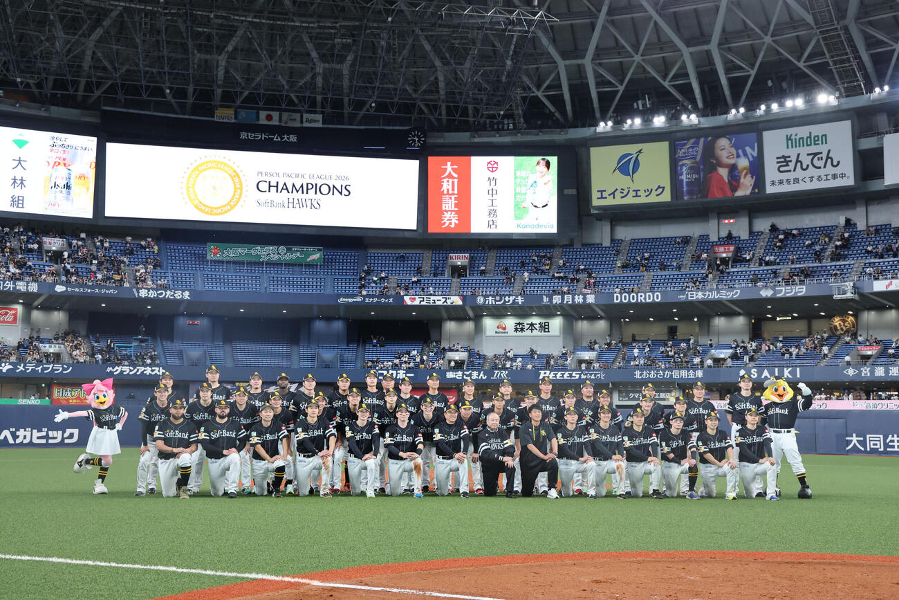 ソフトバンク対オリックス　優勝を決め記念撮影に納まるソフトバンクナイン（撮影・梅根麻紀）
