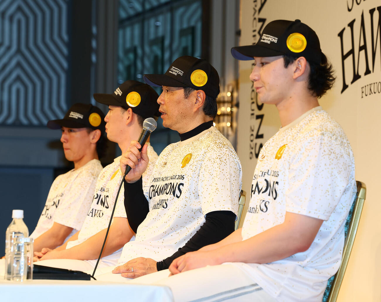 優勝会見に出席する左からソフトバンク大津亮介、栗原陵矢、小久保裕紀監督、正木智也(撮影・加藤哉）
