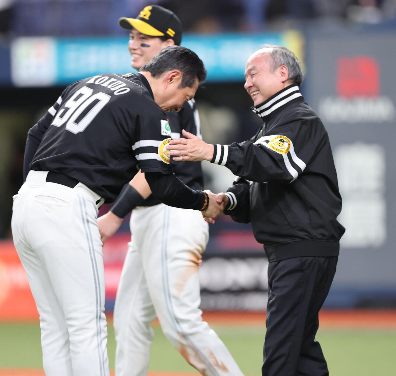 ソフトバンク対オリックス　孫正義ソフトバンクオーナーにあいさつする小久保裕紀監督（撮影・梅根麻紀）