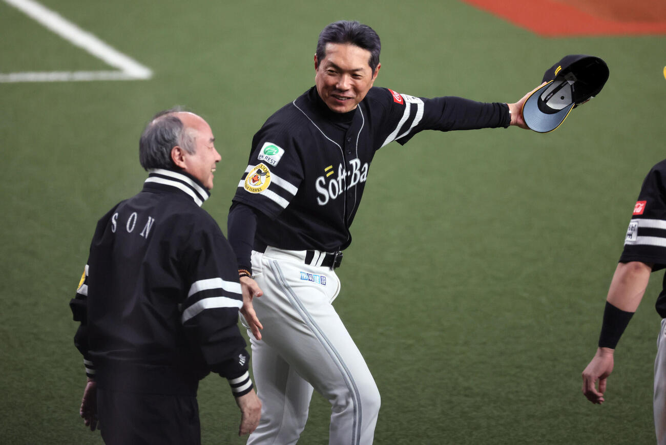 オリックス対ソフトバンク　胴上げに孫正義オーナーを誘うソフトバンク小久保裕紀監督（撮影・宮崎幸一）