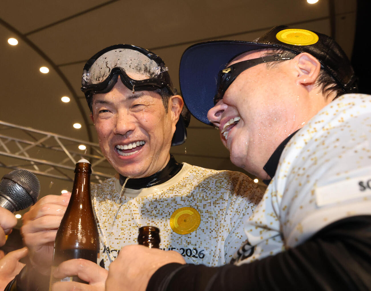 祝勝会で美酒を浴びるソフトバンク小久保裕紀監督と孫正義ソフトバンクオーナー（右）撮影・梅根麻紀）