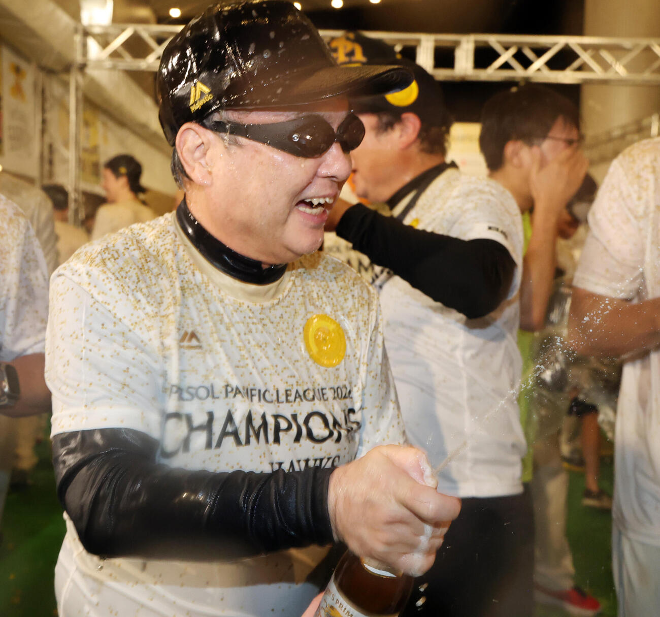 優勝祝勝会でナインにビールをかけるソフトバンク孫正義オーナー(撮影・梅根麻紀）