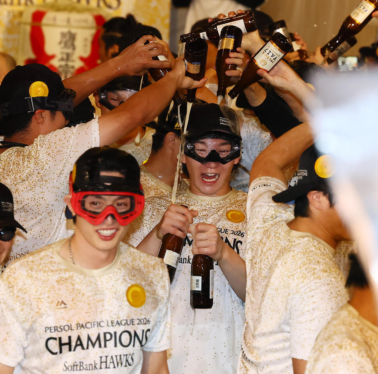 優勝祝勝会でナインからビールをかけられるソフトバンク正木智也(撮影・加藤哉）
