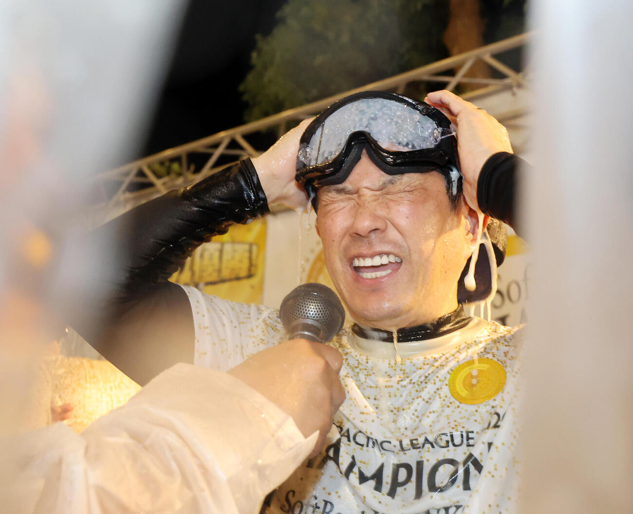 優勝祝勝会でビールをかけられるソフトバンク小久保裕紀監督(撮影・梅根麻紀）