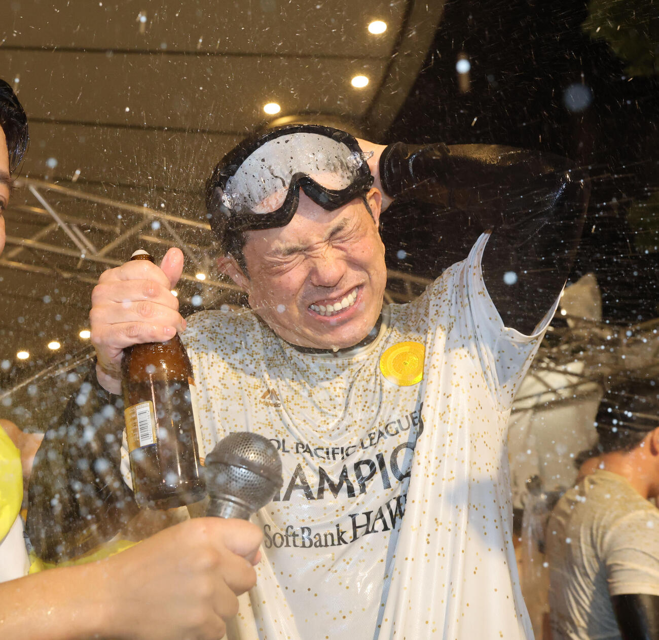 祝勝会で美酒を浴びるソフトバンク小久保裕紀監督（撮影・梅根麻紀）