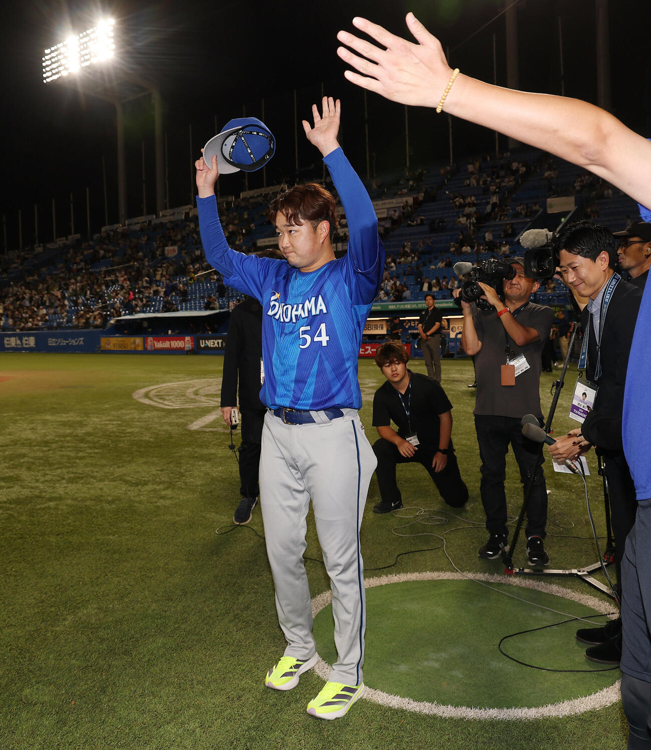 ヤクルト対DeNA　ヤクルトに勝利し、声援に応える石田裕太郎（撮影・河田真司）