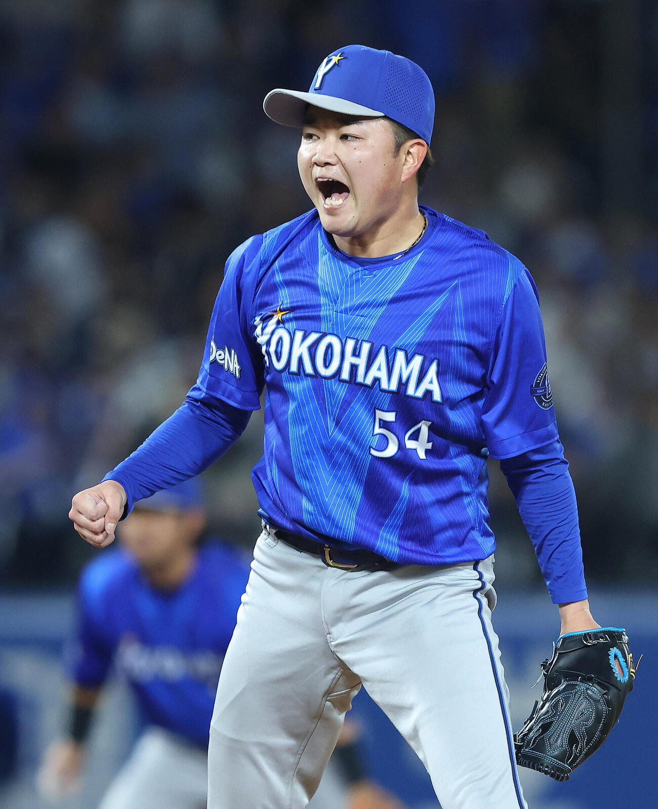 ヤクルト対DeNA 6回裏ヤクルト1死、長岡秀樹を空振り三振に仕留める石田裕太郎（撮影・河田真司）