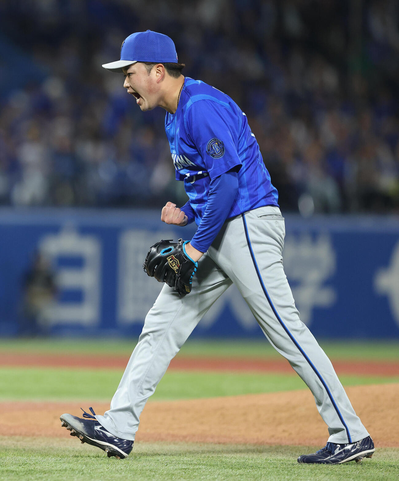 ヤクルト対DeNA 4回裏ヤクルト2死一、二塁、古賀優大を投ゴロに抑え雄たけびを上げる石田裕太郎（撮影・河田真司）