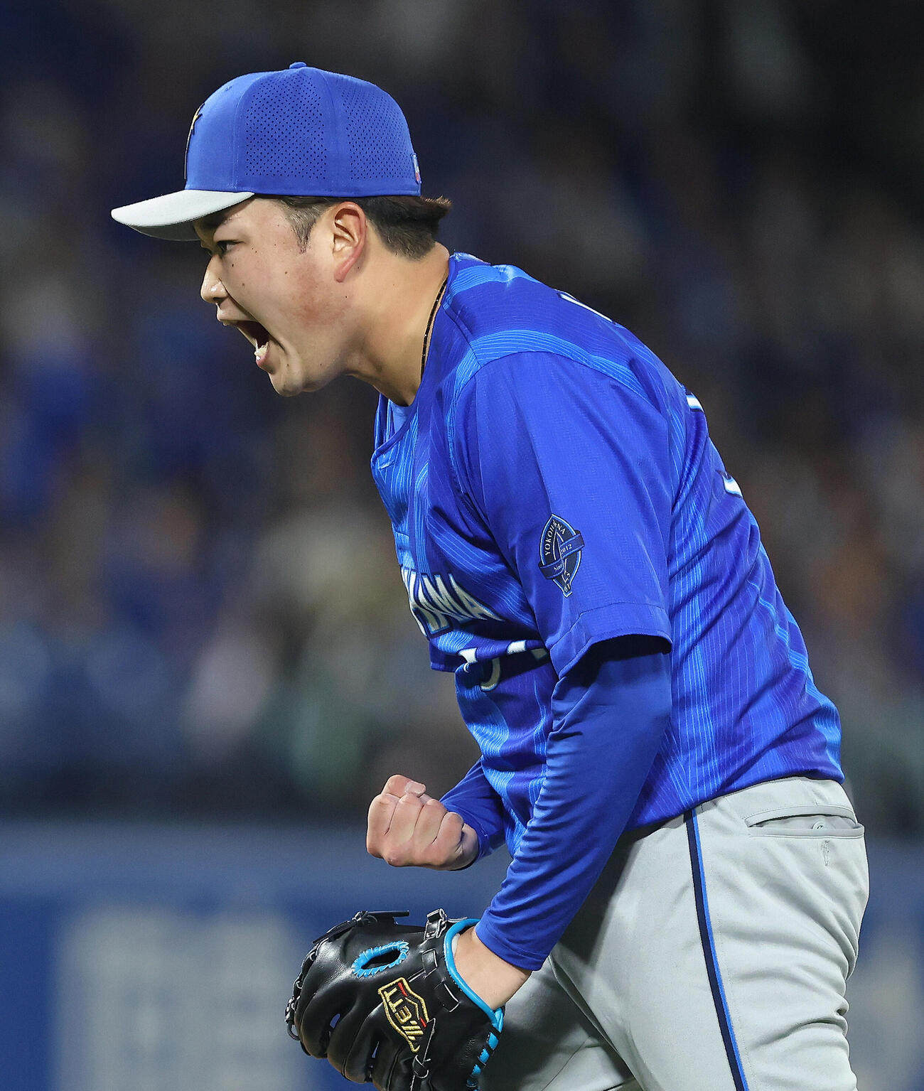 ヤクルト対DeNA 4回裏ヤクルト2死一、二塁、古賀優大を投ゴロに抑え雄たけびを上げる石田裕太郎（撮影・河田真司）