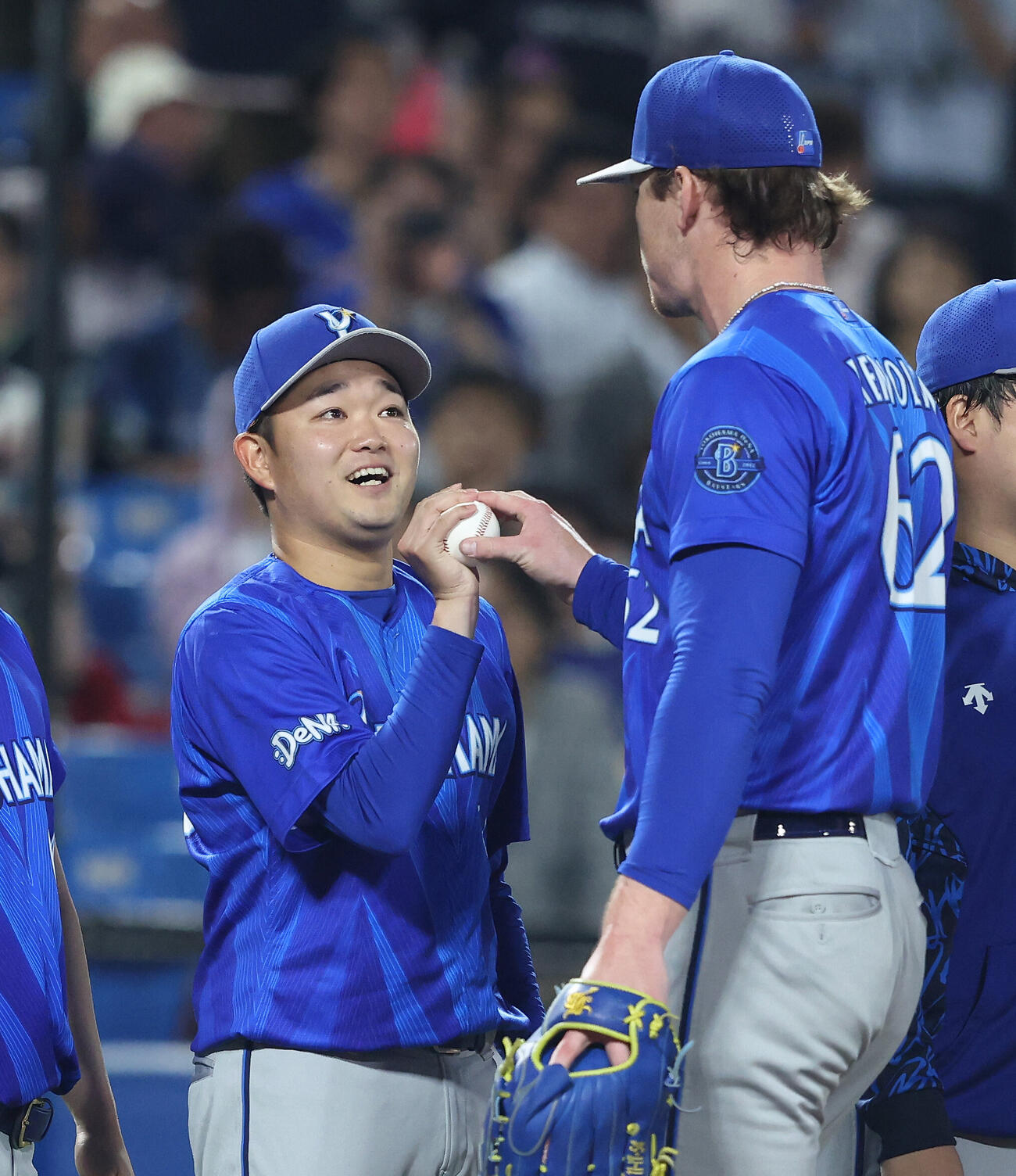 ヤクルト対DeNA　ヤクルトに勝利し、レイノルズ（右）から勝利球を受け取る石田裕太郎（撮影・河田真司）