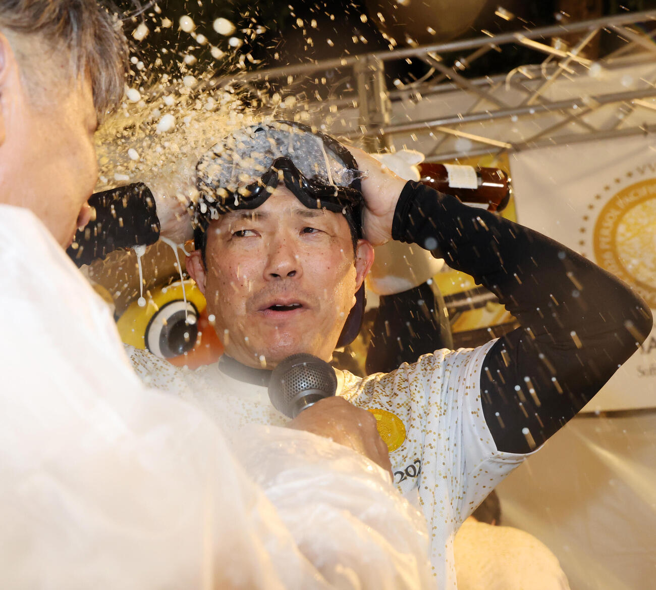 優勝祝勝会でビールをかけられるソフトバンク小久保裕紀監督(撮影・梅根麻紀）