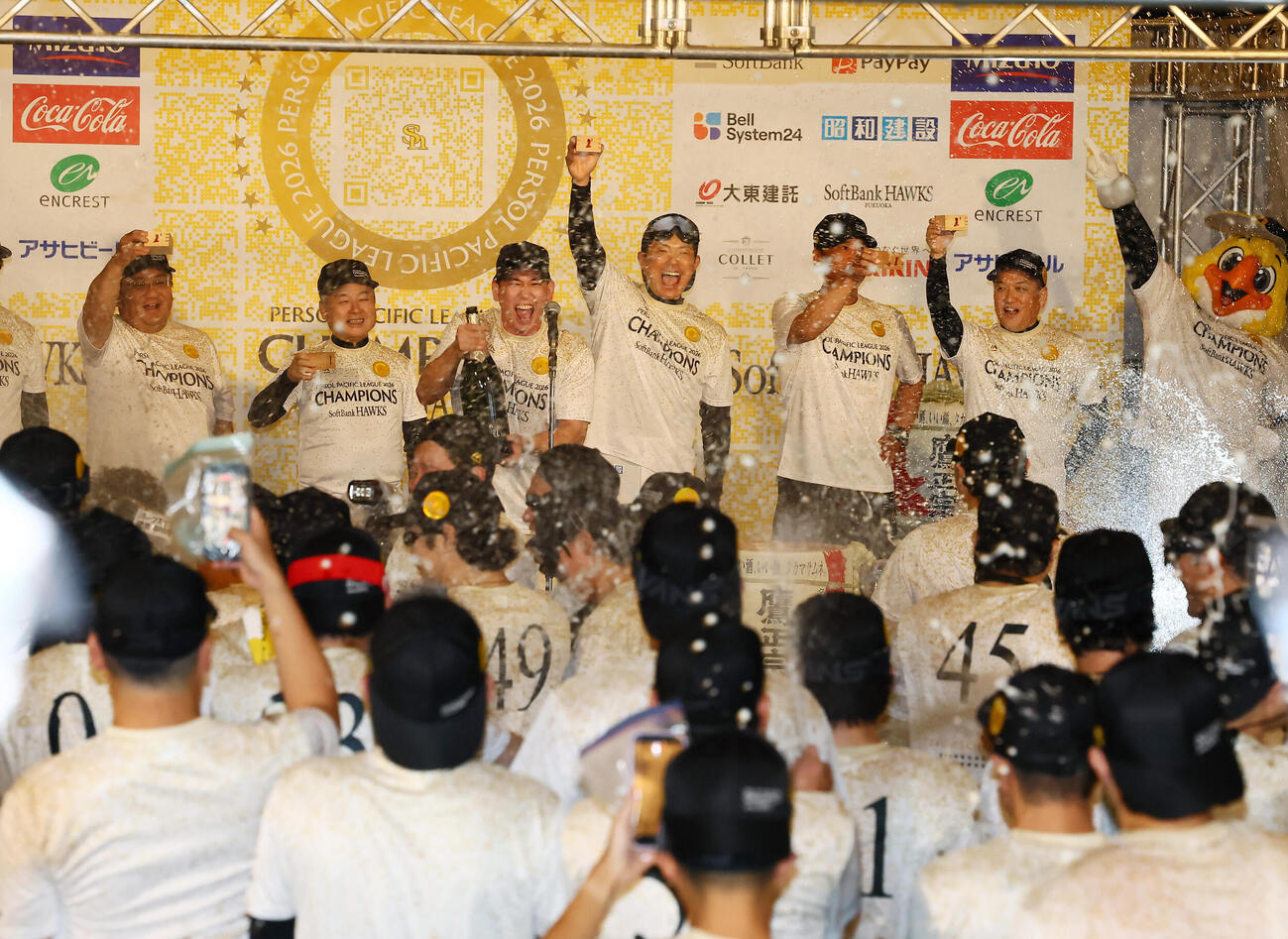 優勝祝勝会でビールかけ始まる(撮影・加藤哉）