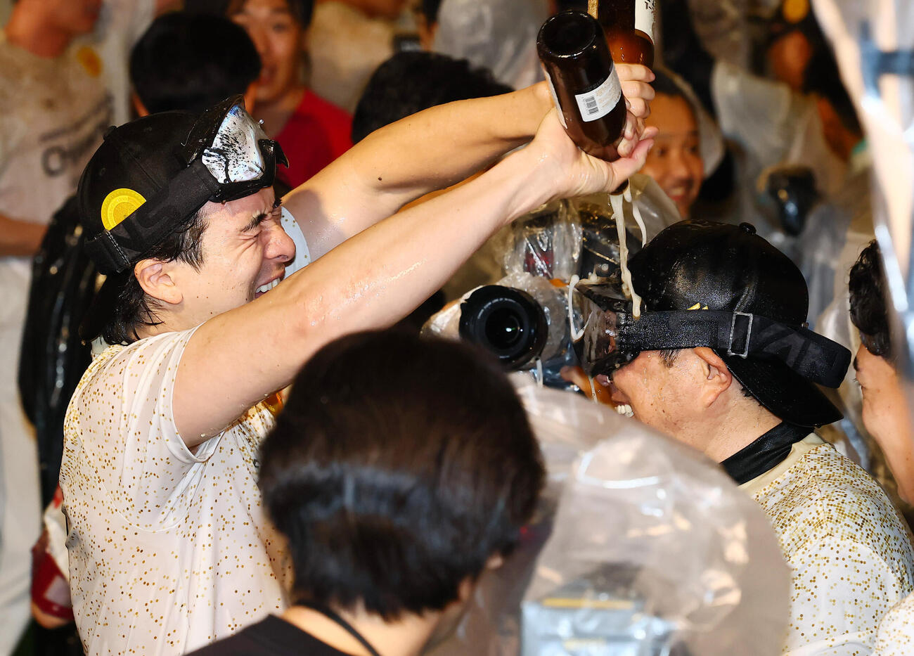 優勝祝勝会でビールをかけあうソフトバンク上沢直之(撮影・梅根麻紀）