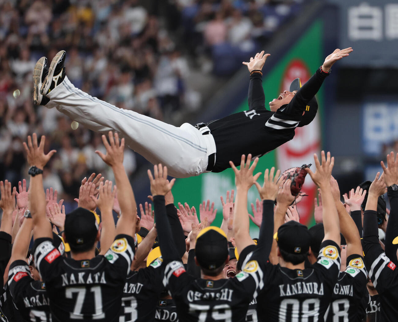 オリックス対ソフトバンク　パリーグ優勝を決め胴上げされるソフトバンク小久保裕紀監督（撮影・西尾就之）