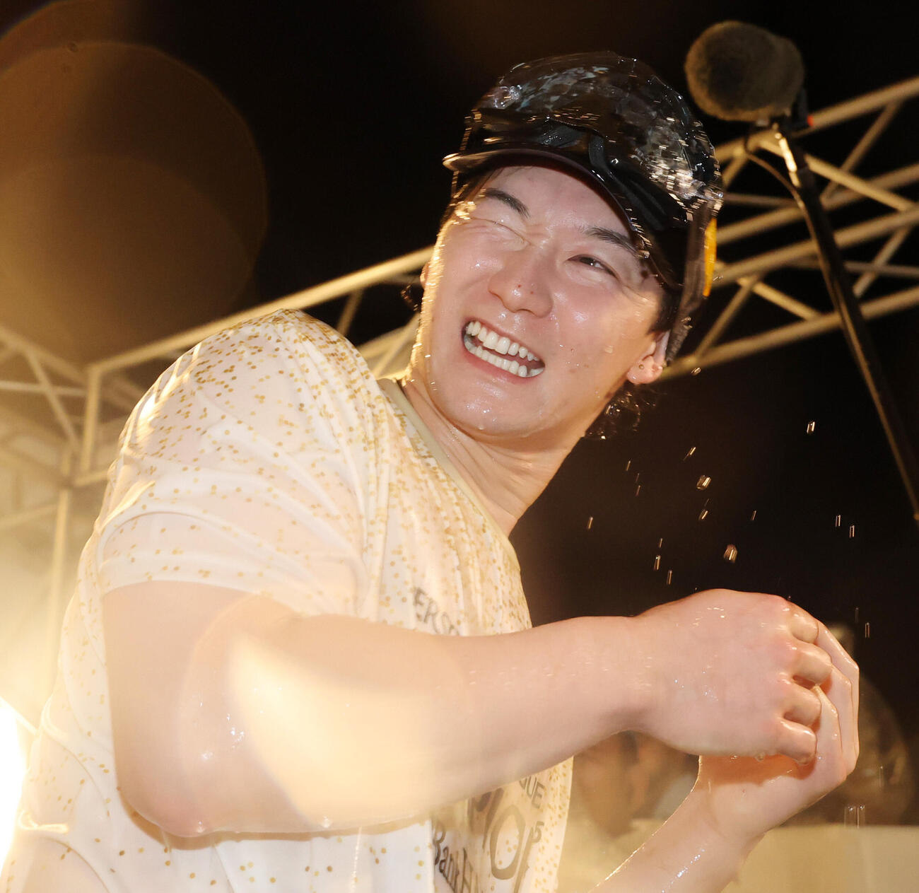 優勝祝勝会でビールをかけられるソフトバンク正木智也(撮影・梅根麻紀）