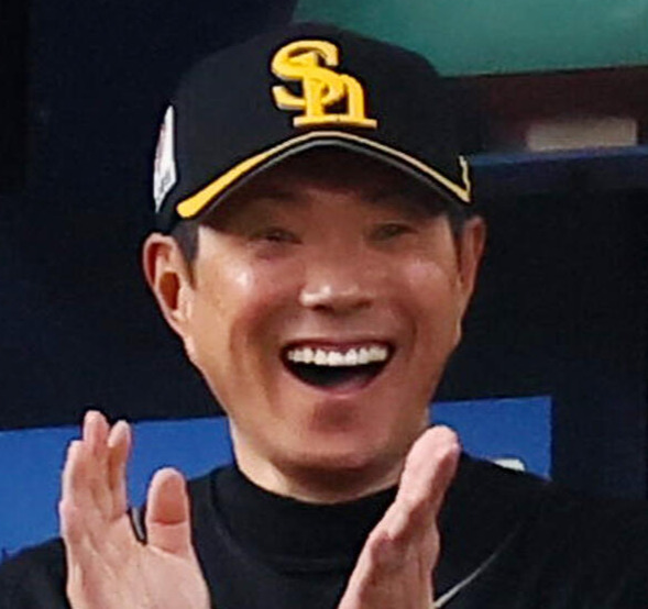 2026年9月17日、オリックス対ソフトバンク　6回表ソフトバンク無死一、二塁、ベンチの小久保裕紀監督は柳町達の適時打で同点に追いつき笑顔を見せる