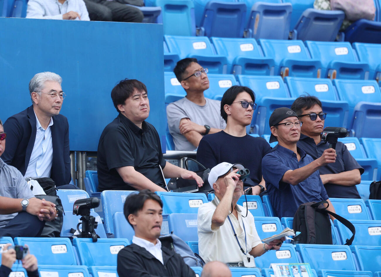 東洋大対青学大の試合を視察する左から吉井理人監督、石井一久GM、内田泰貴オーナー付き特別参与、愛敬尚史スカウト部（撮影・増田悦実）