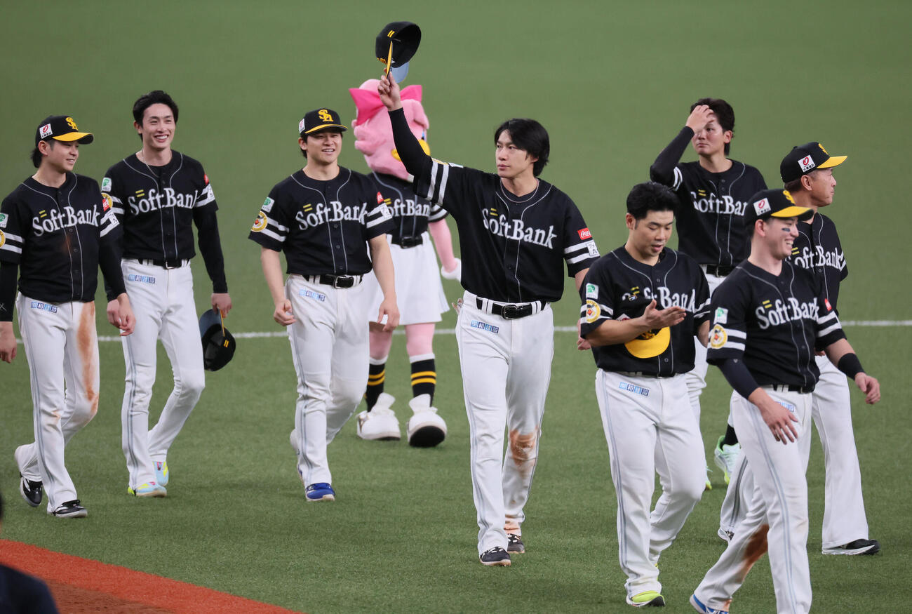オリックス対ソフトバンク　優勝を決めて笑顔を見せるソフトバンク柳田悠岐（撮影・宮崎幸一）