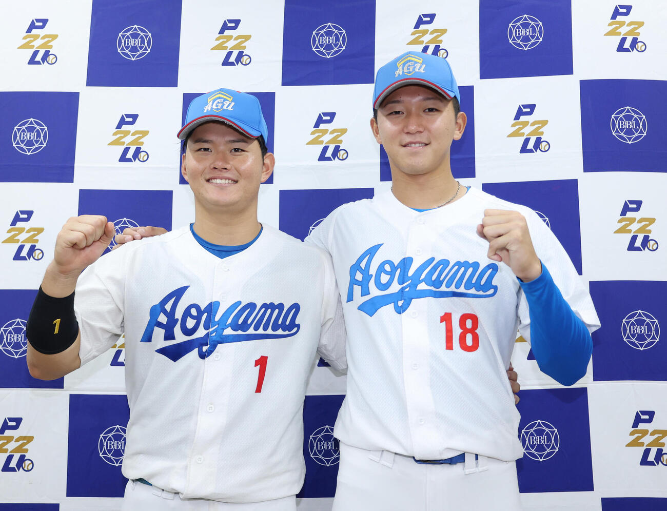東洋大対青学大　試合に勝利し笑顔でガッツポーズをする渡部海（左）と鈴木泰成（撮影・増田悦実）