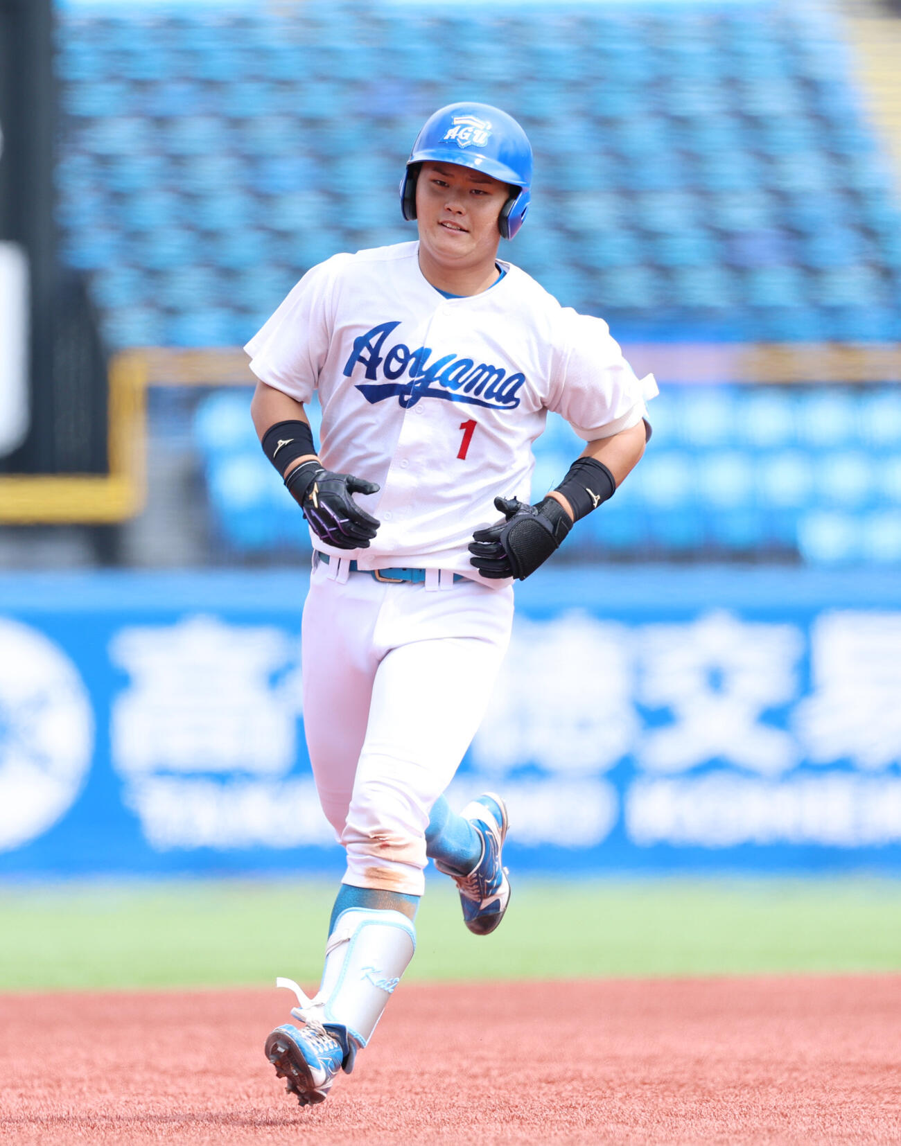 東洋大対青学大　7回表青学大2死一、二塁、3点本塁打を放つ渡部海（撮影・増田悦実）