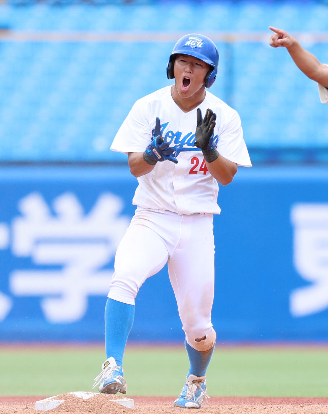 東洋大対青学大　6回表青学大1死一塁、二盗を成功させる大神浩郎（撮影・増田悦実）
