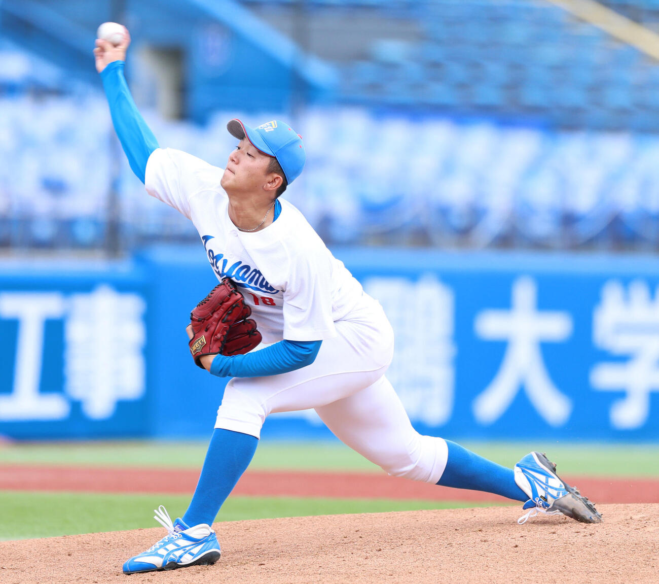 東洋大対青学大　先発し力投する青学大・鈴木泰成（撮影・増田悦実）