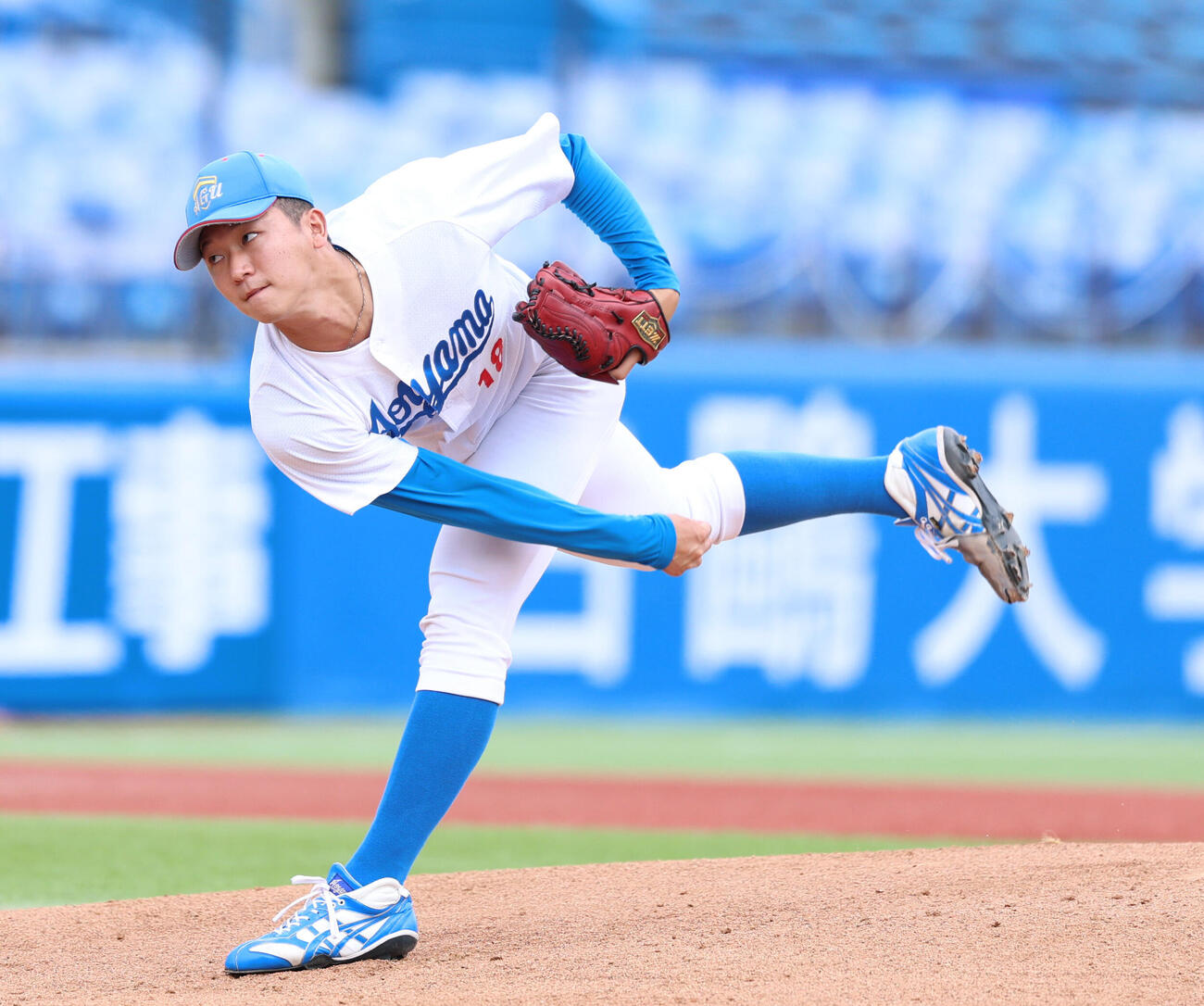 東洋大対青学大　先発し力投する青学大・鈴木泰成（撮影・増田悦実）